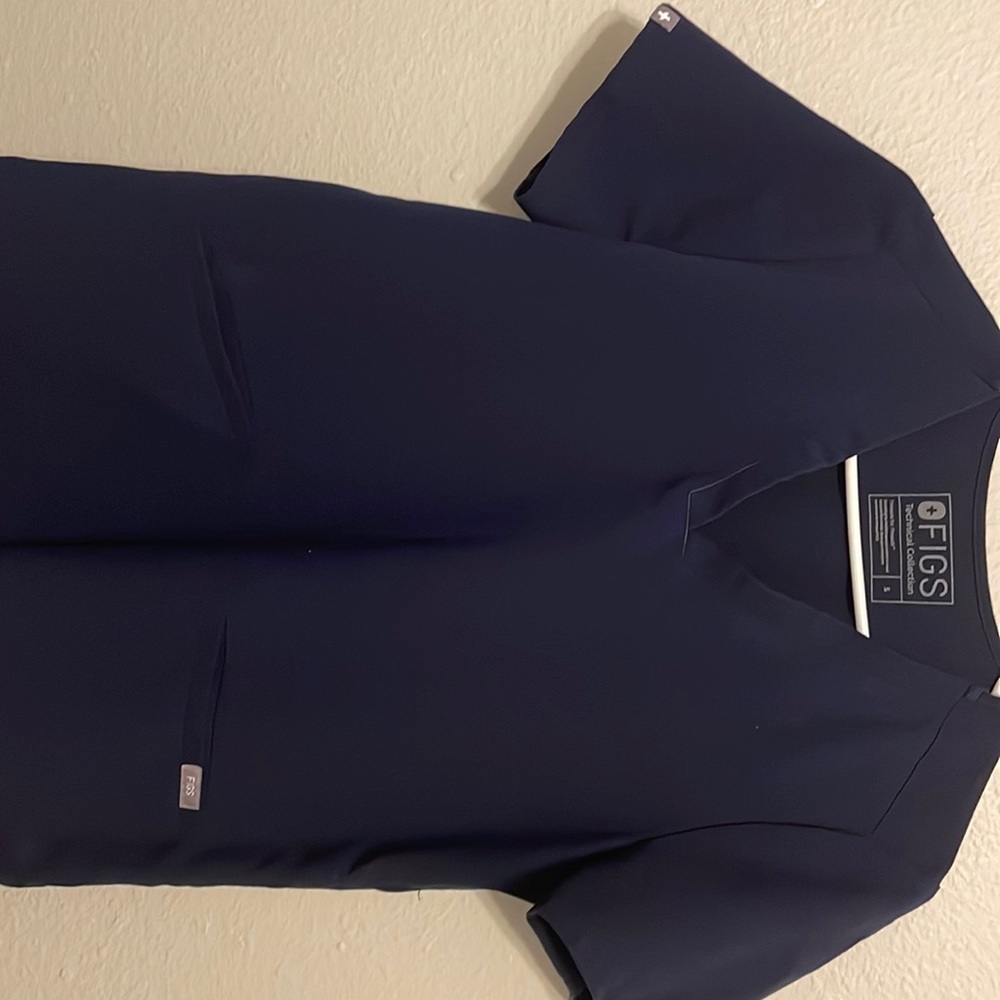 Small Figs scrub top in navy